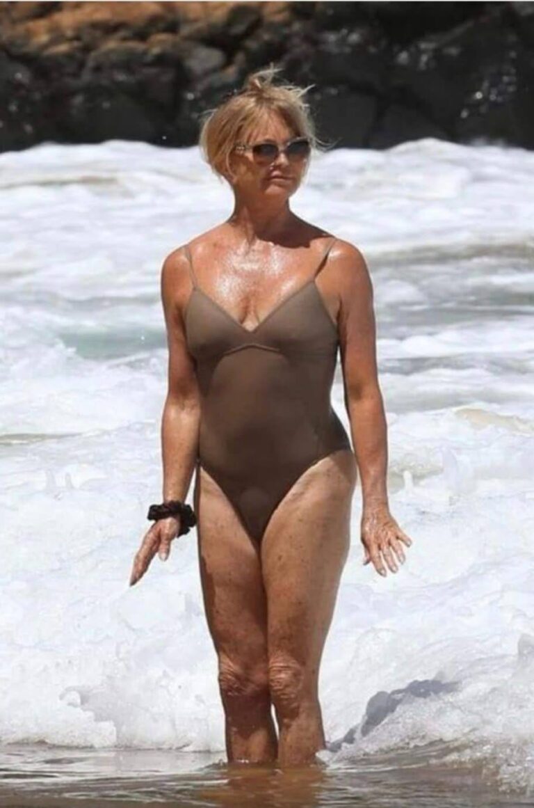 Holiday Style: Goldie Hawn Wows in Swimsuit Photos